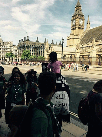 Pasea en el centro de Londres con la bandera de Daesh